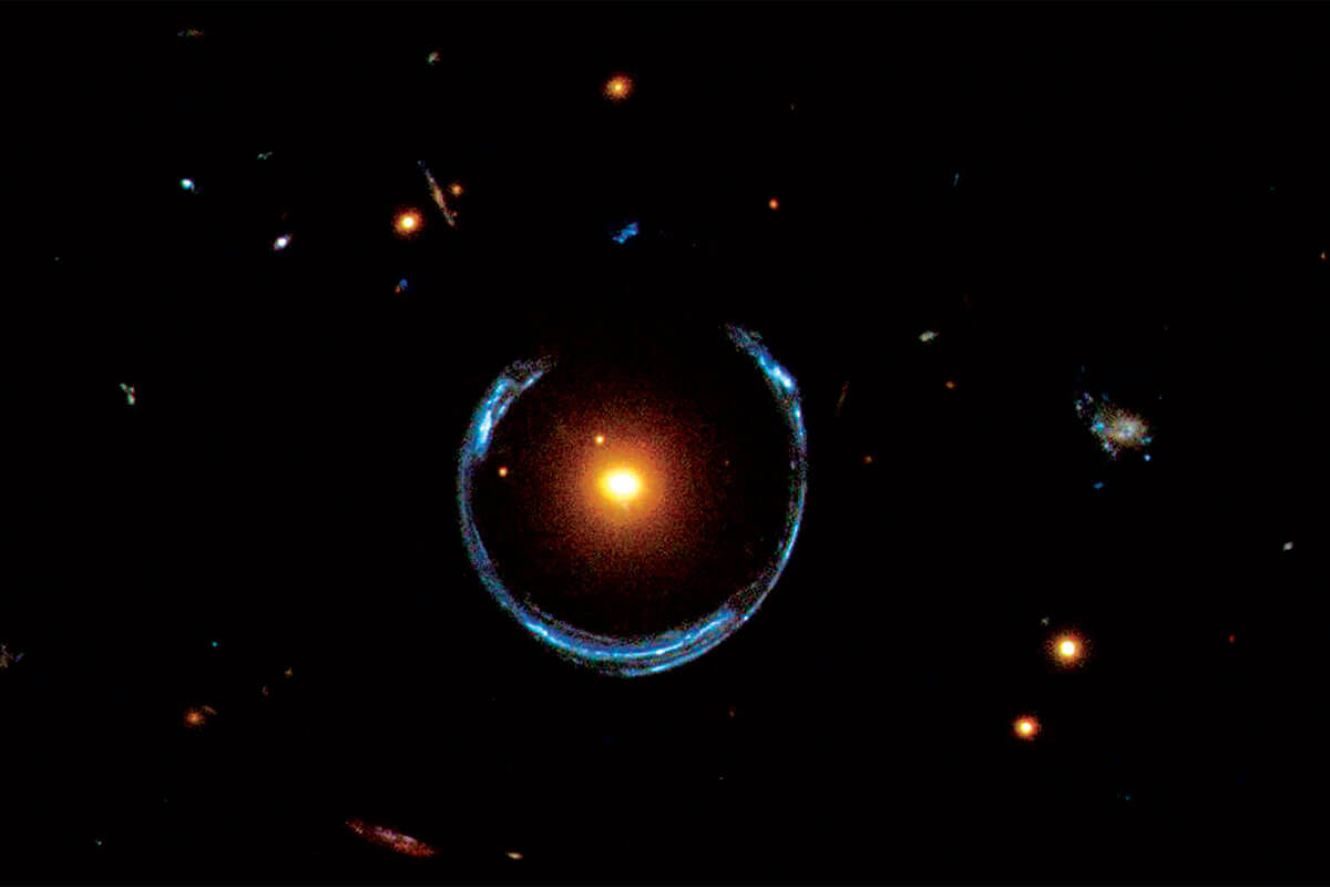 Гравитационное линзирование и кольца Эйнштейна. Благодаря линзированию – изображение далеких объектов в космосе, таких как галактики и квазары, искажается и увеличивается в размерах, что делает их более заметными и изучаемыми для астрономов. Фото.