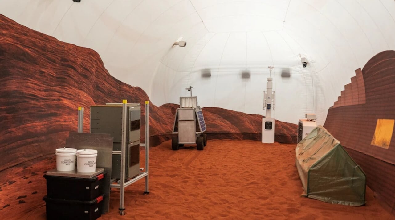 Симулятор Марса на Земле. Помещение с красным песком, в котором симулируется поверхность Марса. Фото.