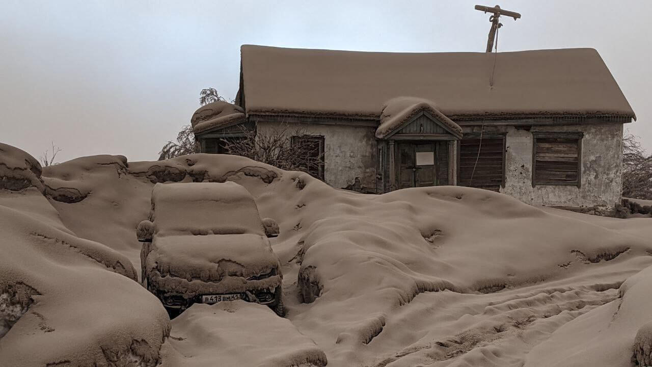 Фотографии вулкана Шивелуч в 2023 году. Белоснежный снег находится под серым пеплом. Источник фотографии: Telegram-канал Прямой эфир. Фото.