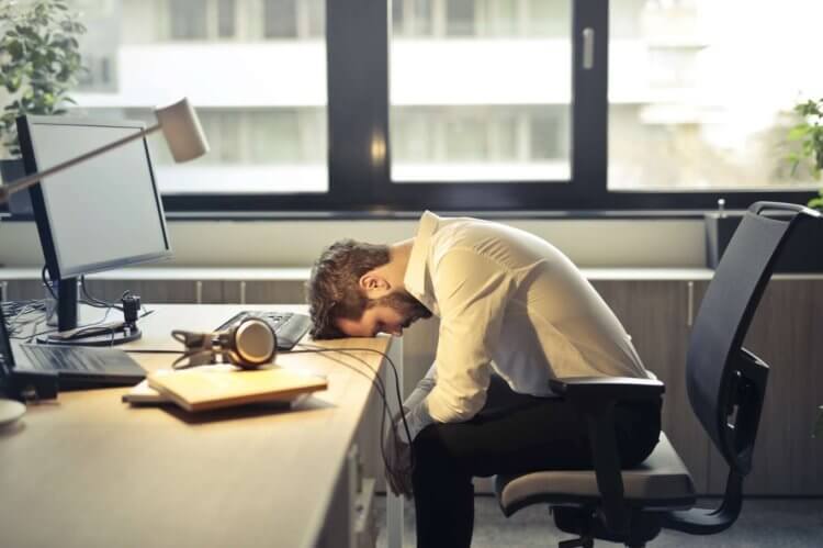 Как недосып влияет на работу и поведение. Плохой сон снижает производительность на работе — это научно доказанный факт. Фото.
