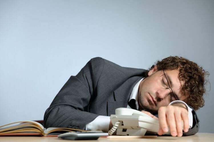 Ученый рассказал как продуктивно работать, если не выспался ночью. Людям сложно работать, если они плохо спали ночью. Но есть способы повысить продуктивность даже в этом случае. Фото.