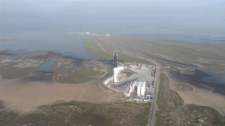 SpaceX запустила ракету Starship Super Heavy. Ракета Starship Super Heavy за несколько минут до старта. Фото.