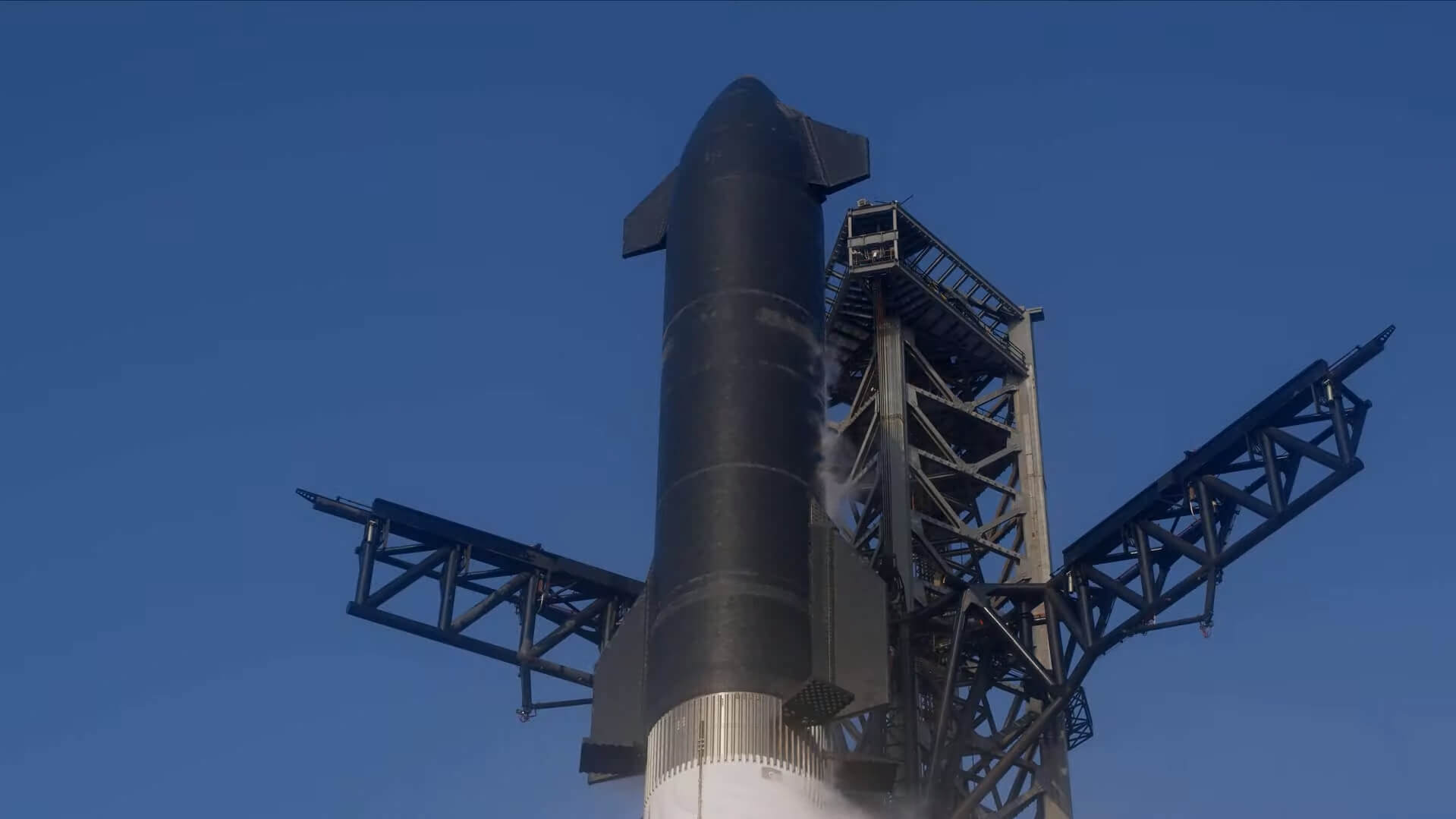 SpaceX запустила ракету Starship Super Heavy. Космический корабль Starhip 24 крупным планом. Фото.