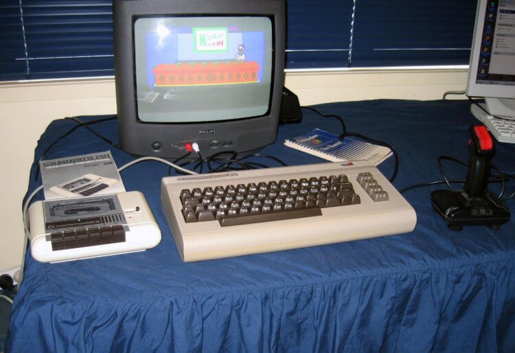 Кому принадлежали права на Тетрис в 1980-е годы. Домашний компьютер Commodore 64. Фото.