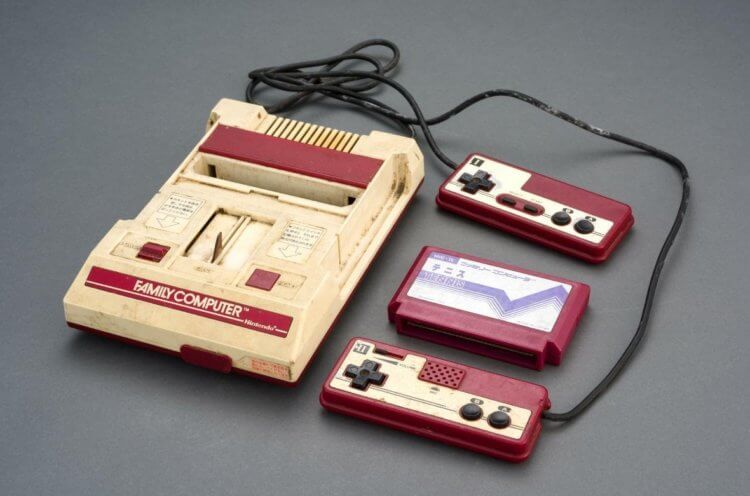 Тетрис на картриджах для игровых приставок. Игровая приставка Nintendo Famicom. Фото.