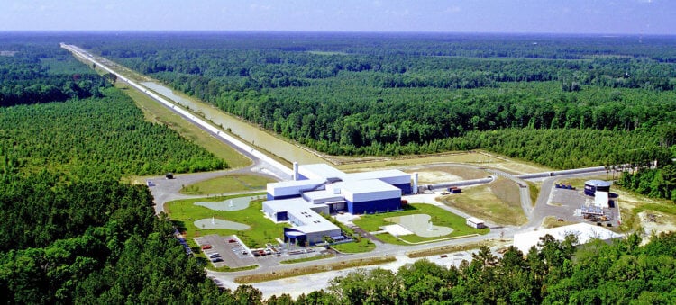 Звездообразование и гравитационные волны. Гравитационно-волновая обсерватория лазерного интерферометра LIGO. Фото.