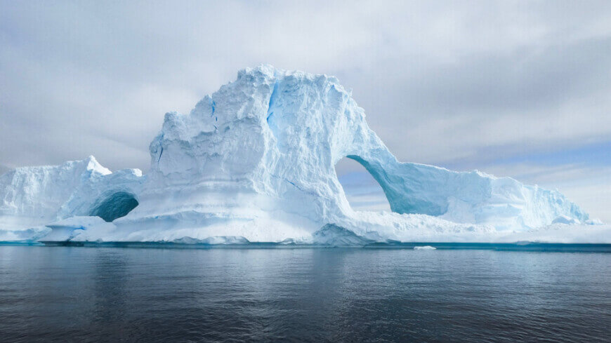 Ледники Антарктиды могут обрушиться в океан. Когда-то вода у берегов континенты была на несколько градусов теплее, чем сейчас. Фото.