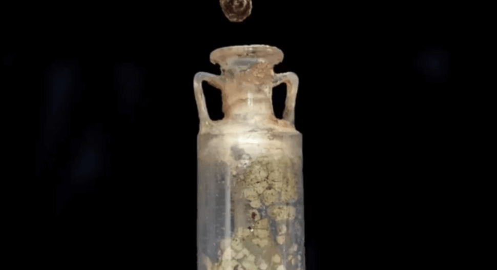 Раскрыт секрет загадочного древнеримского парфюма. Археологи обнаружили полный флакон запечатанных духов, которые были сделаны 2000 лет назад в Древнем Риме. Фото.
