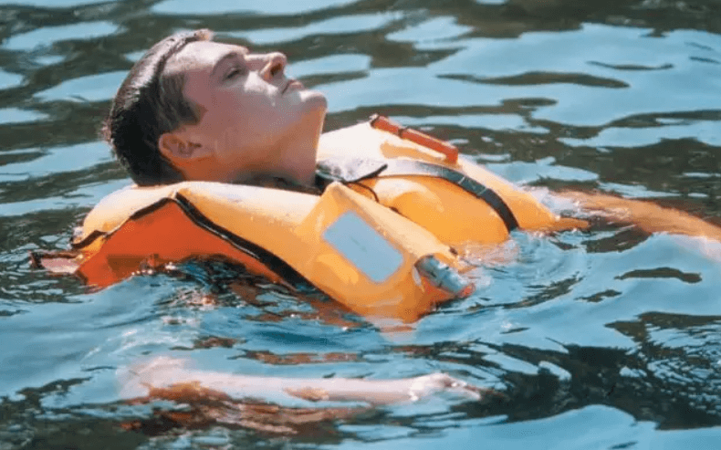 Как избежать опасности при купании в водоемах. Спасательный жилет в экстренной ситуации может спасти жизнь. Фото.