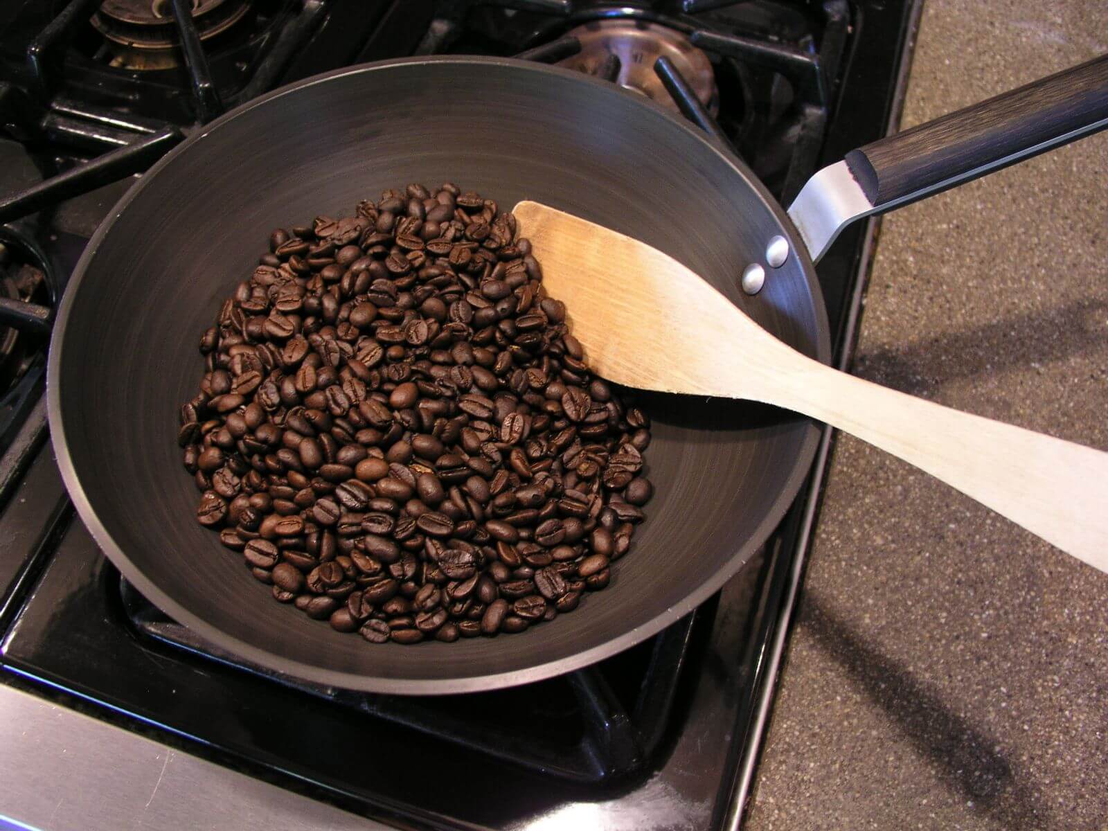 Как соль влияет на вкус кофе. В результате жарки кофе в нем образуются соединения, которые обладают горьким вкусом. Фото.