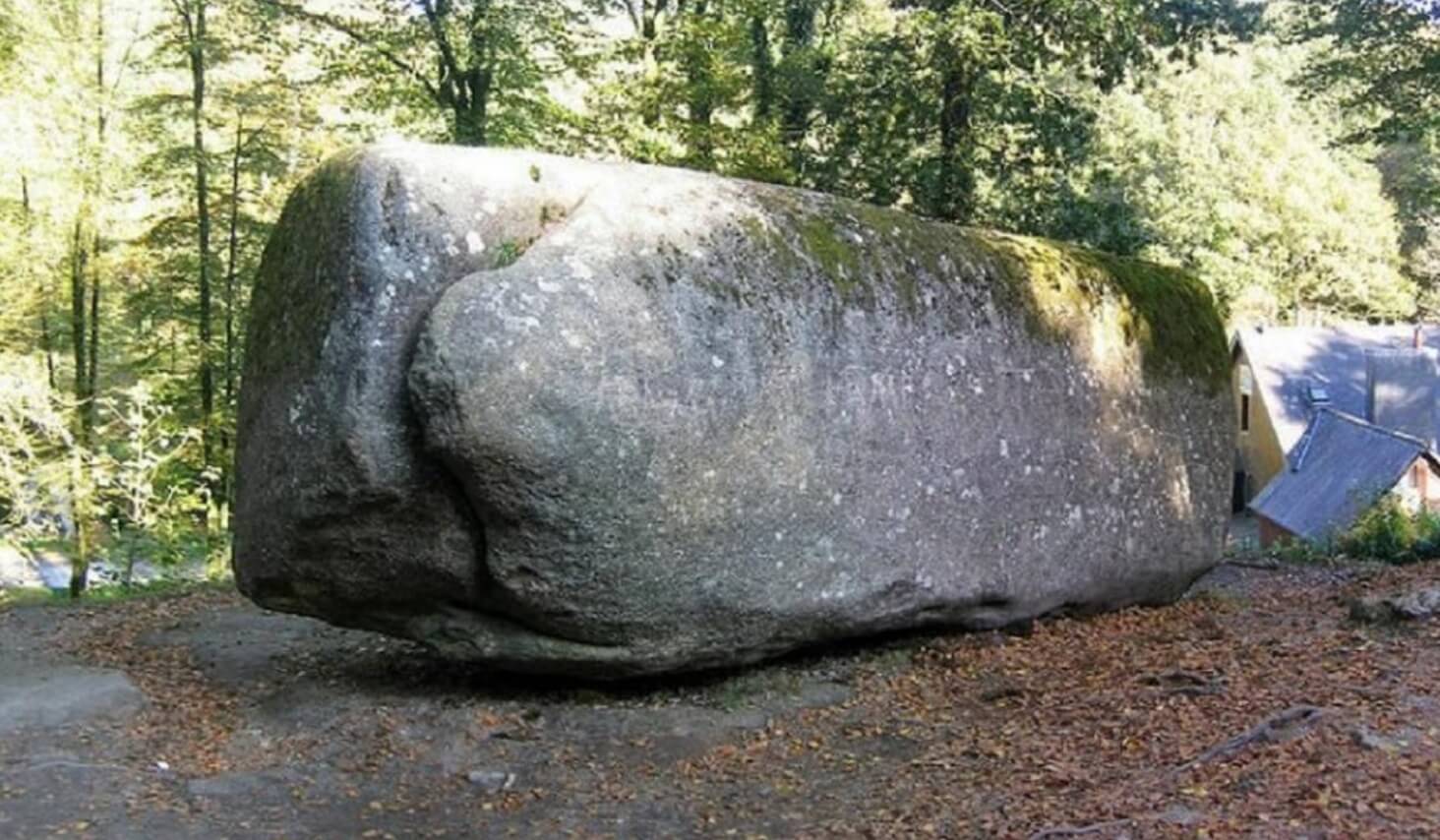 Дрожащий камень во Франции. Удивительный камень во французском лесу Уэльгоат. Фото.