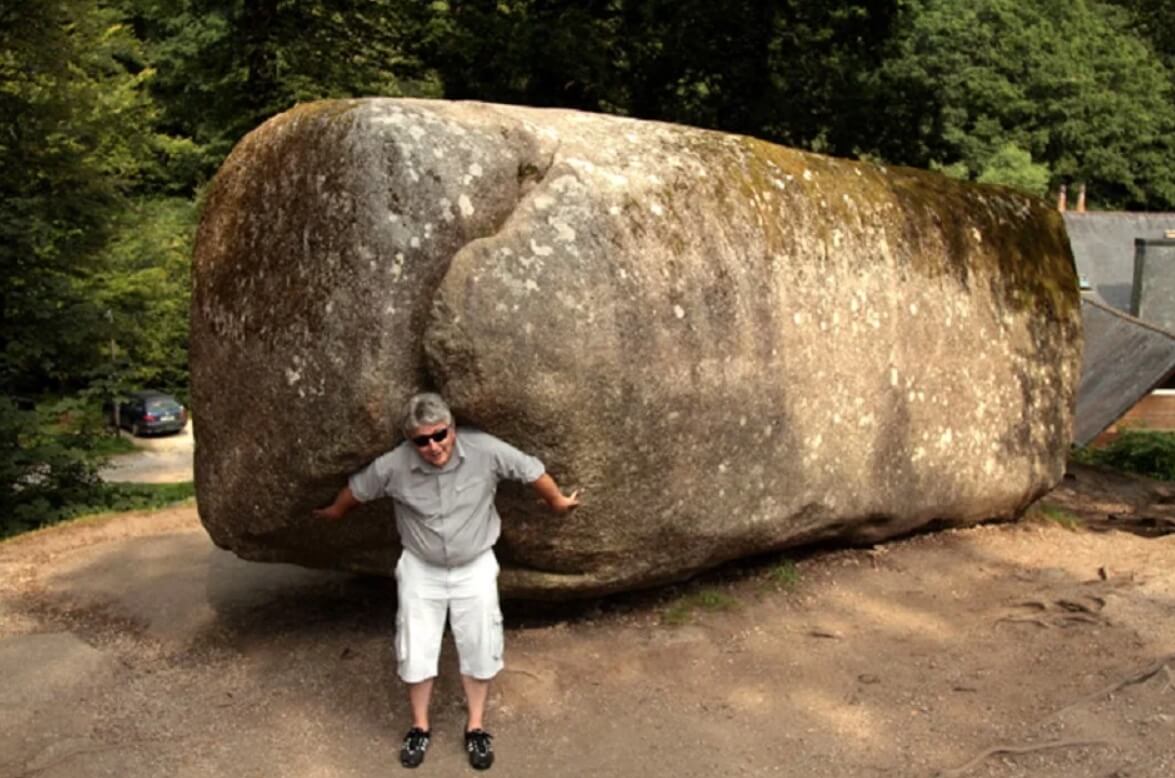Дрожащий камень во Франции. Посетители французского леса считают своим долгом сделать фотографию наподобие этой. Фото.