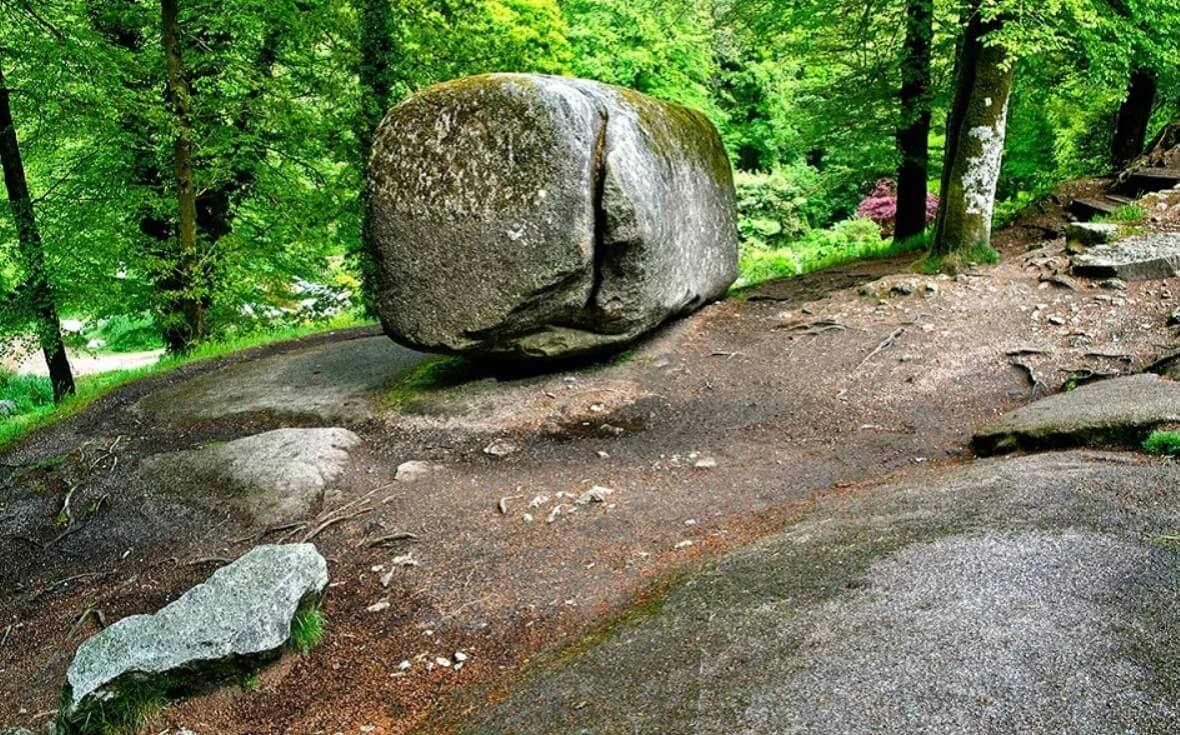 Дрожащий камень во Франции. Чтобы сдвинуть огромный камень, нужно знать его «слабое место». Фото.