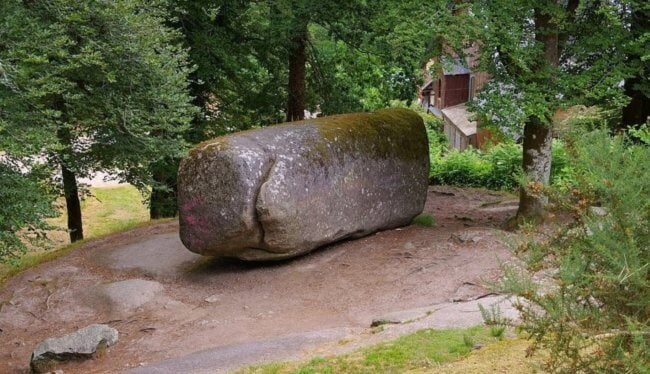 Камень весом 130 тонн может сдвинуть даже ребенок. Как такое возможно? Фото.