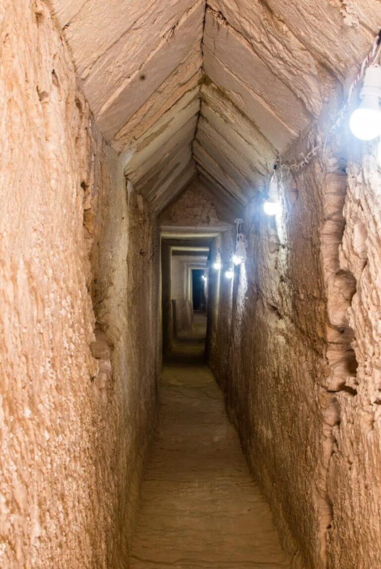 Тоннель ведущий в гробницу Клеопатры. Туннель в храме Тапосирис-Магна. Фото.