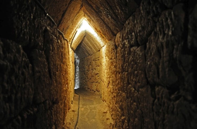 Тоннель ведущий в гробницу Клеопатры. Эвпалинов тоннель на острове Самос. Фото.
