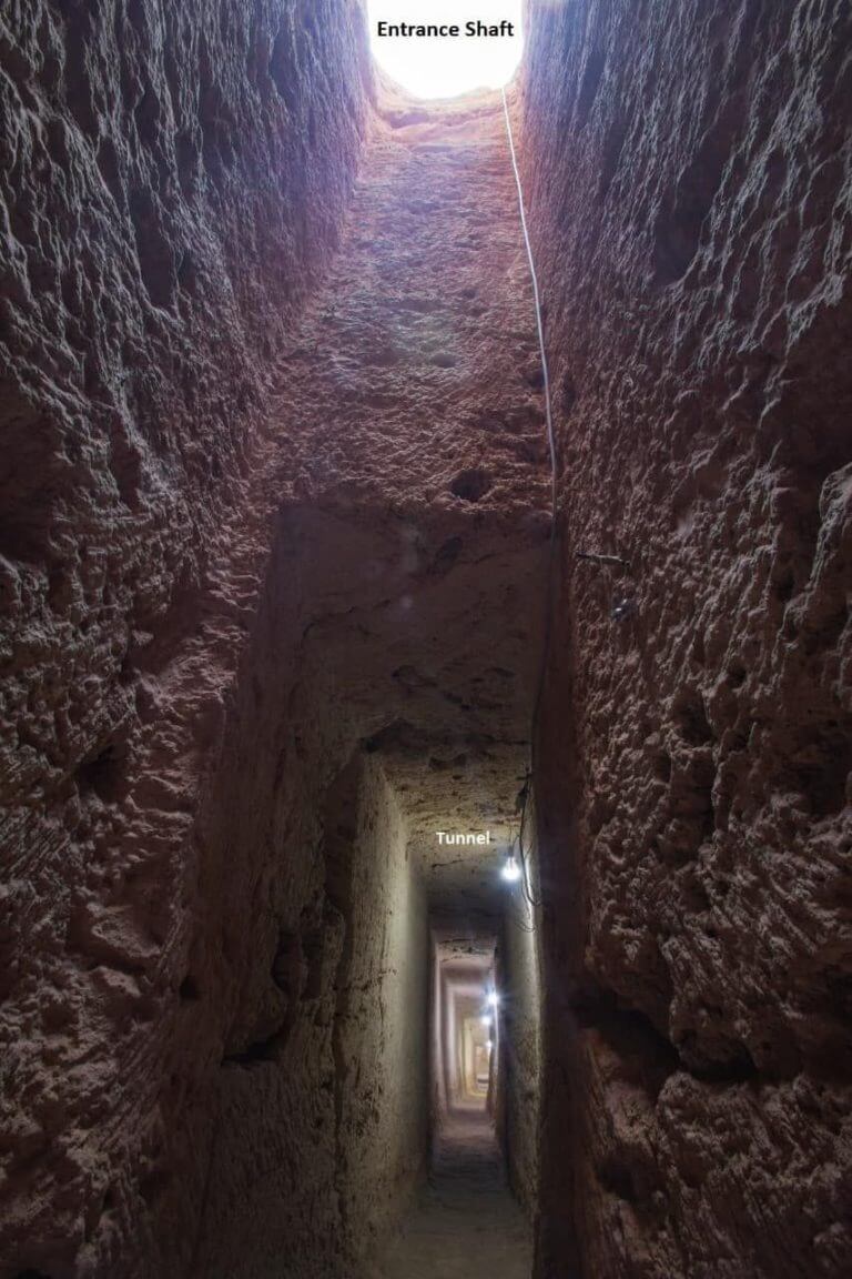 Где находится гробница Клеопатры. Сверху тоннеля есть входная шахта. Фото.