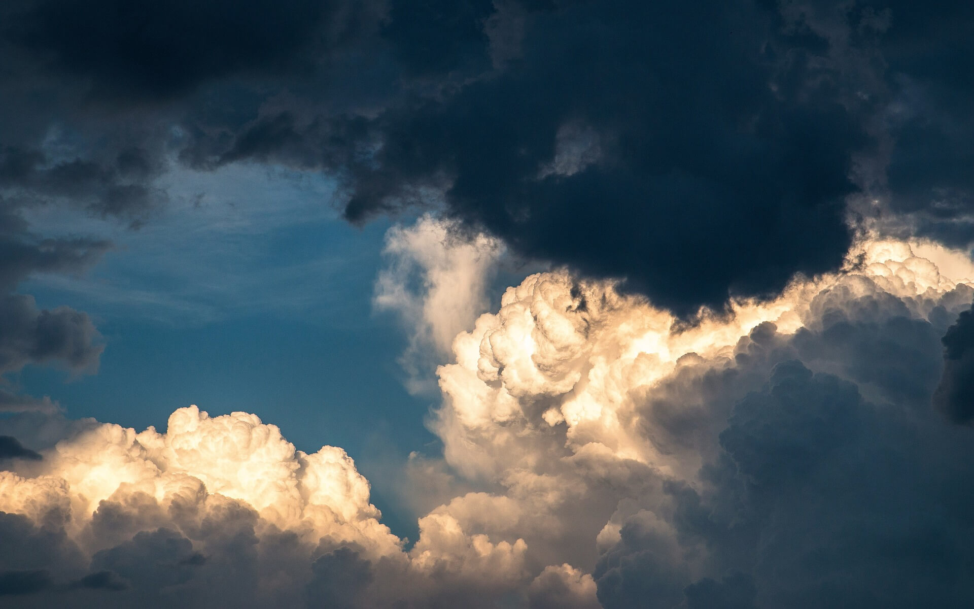 Облачная инженерия. Некоторые облака могут достигать огромных размеров. Например, грозовые облака могут вырастать на высоту более 12 километров и иметь диаметр свыше 30 километров. Фото.