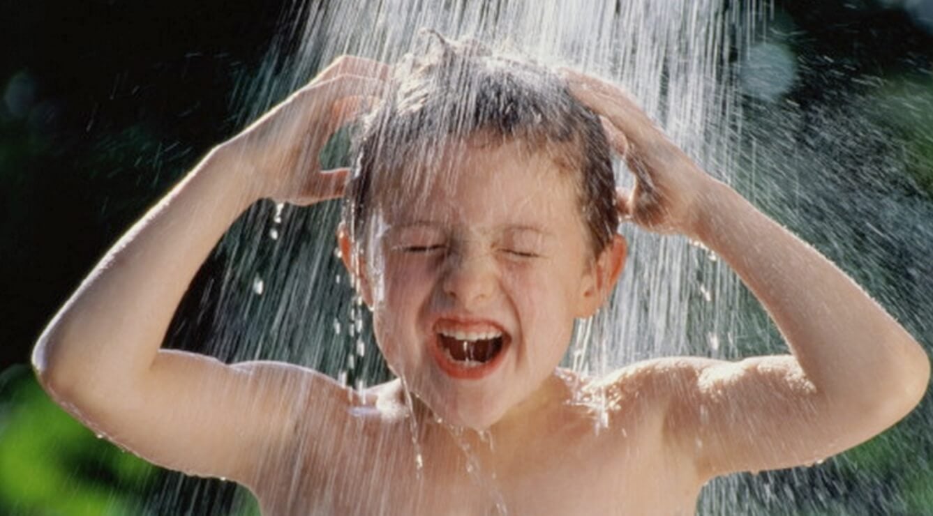 Закаливание холодной водой укрепляет здоровье: правда или нет? Контрастный душ, обливание холодной водой, купание в проруби — есть ли от всего этого польза? Фото.