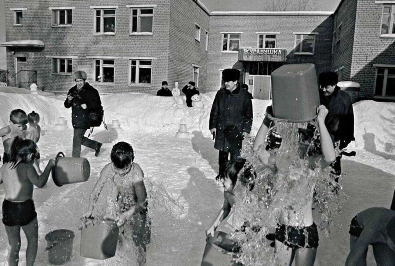 Кто придумал закаливание холодной водой. Во времена СССР, выйдя в зимний мороз, водой обливались даже дети. Фото.