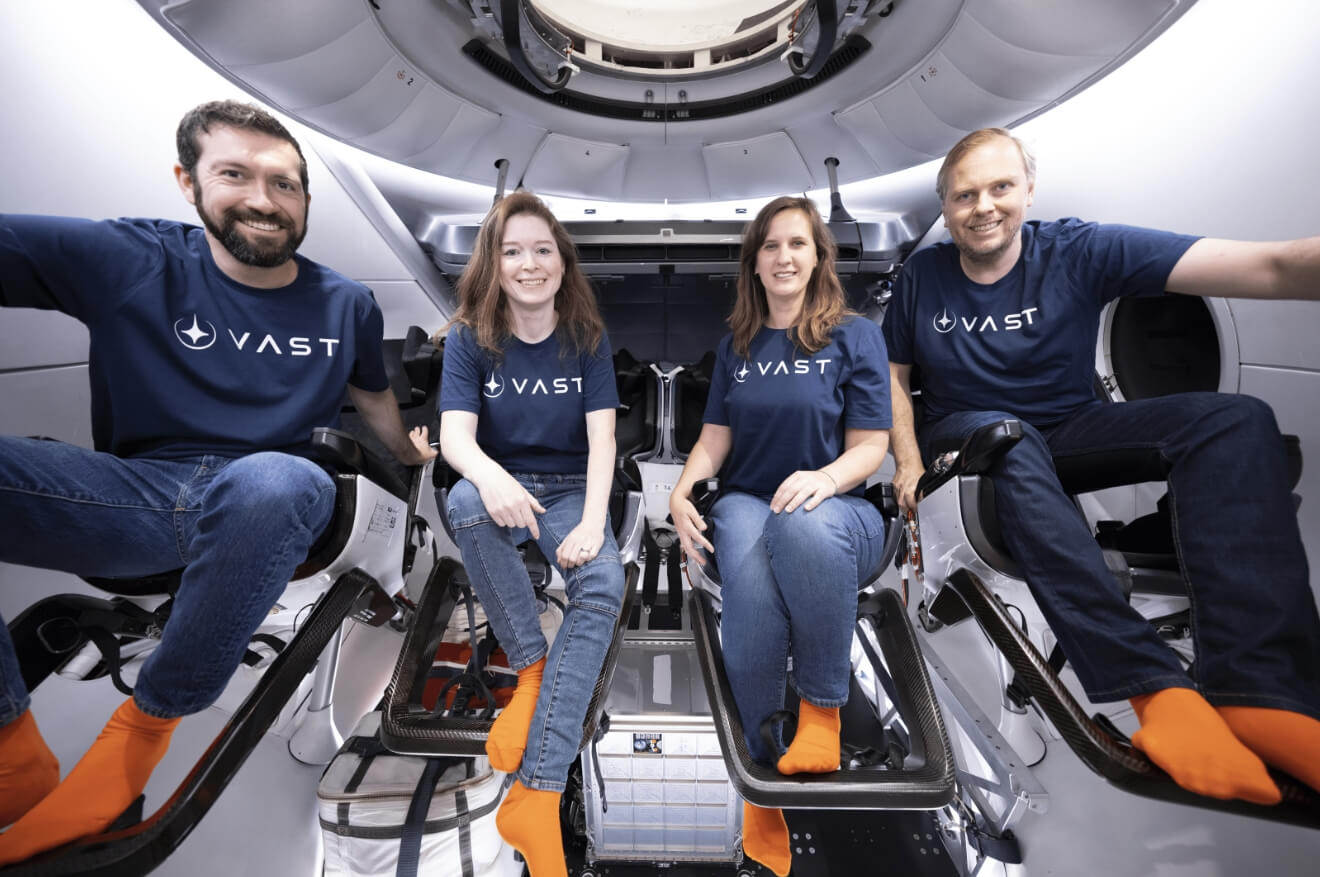Коммерческие космические станции станут нормой к 2030 году. Представители стартапа Vast внутри тренировочного модуля компании SpaceX. Фото.