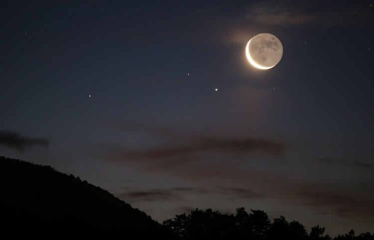 Что такое сияние да Винчи? Луна остается видимой благодаря свету, отраженному от Земли. Фото.