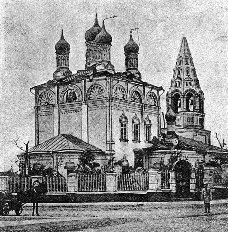Самый сильный град в России. Храм Петра и Павла в Москве после смерча 16 июня 1904 года. Фото.