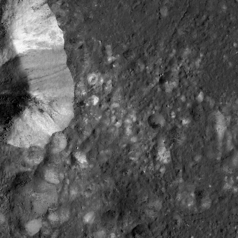 Новые фотографии Луны от NASA. Край лунного кратера Аристарх. Фото.