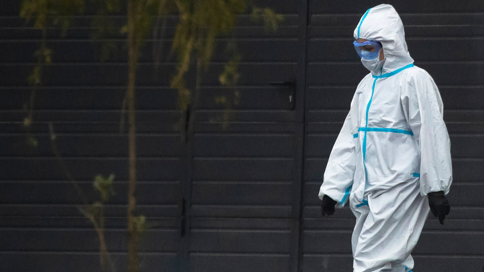 Угроза появления другого варианта COVID-19, способного привести к новым вспышкам болезни и смертей, остается. Фото.