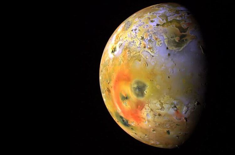 Изучение спутников Сатурна и Юпитера. Ио — спутник Юпитера, которая интригует странной активностью на поверхности. Фото.