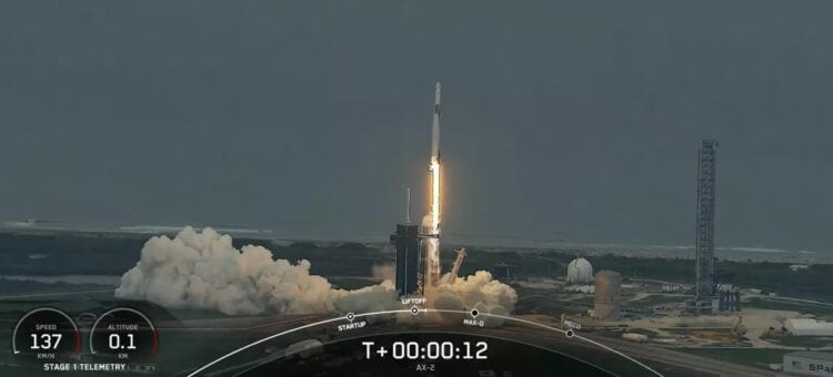 SpaceX отправила людей на МКС. Запуск ракеты-носителя Falcon 9 в рамках миссии Ax-2. Фото.
