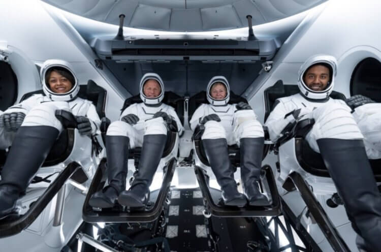 SpaceX отправила на МКС первую женщину-астронавта из Саудовской Аравии. Экипаж миссии Ax-2 внутри космического корабля SpaceX Dragon. Фото.