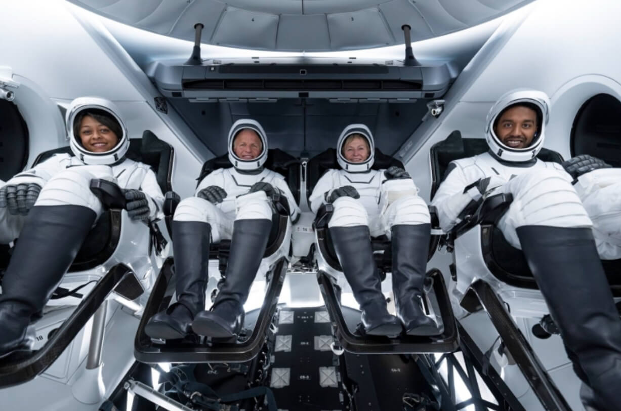 SpaceX отправила на МКС первую женщину-астронавта из Саудовской Аравии. Экипаж миссии Ax-2 внутри космического корабля SpaceX Dragon. Фото.