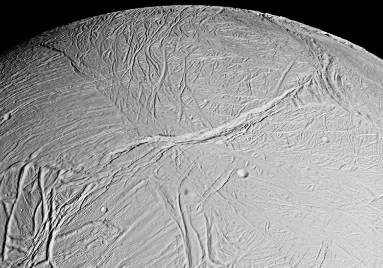 Сколько продлится космическая миссия «Вояджер». Благодаря миссии «Вояджер», человечество узнало, как выглядит Энцелад. Фото.