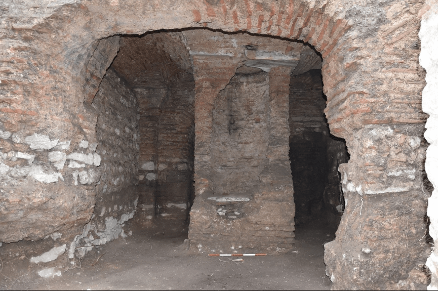 Подземные помещения под церковью Святого Полиевкта. Подземные помещения древней церкви отлично сохранились. Фото.