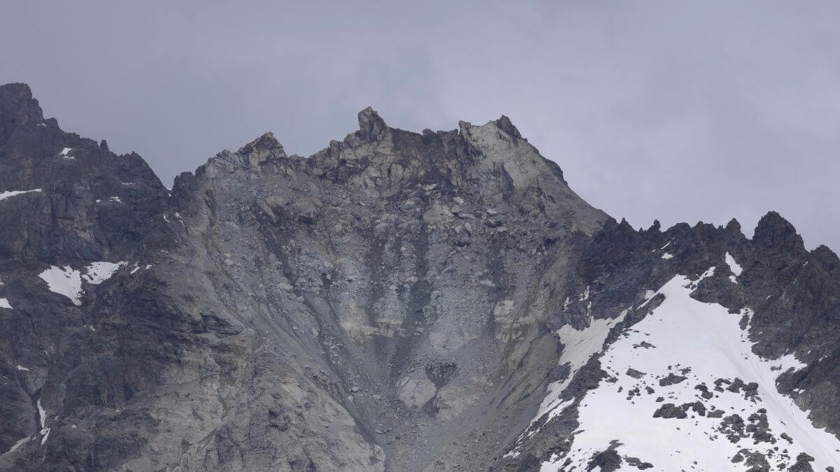 Температура скал в Альпах начала быстро расти. Гора Флухторн, которая после обрушения вершины стала на 20 метров ниже. Фото.