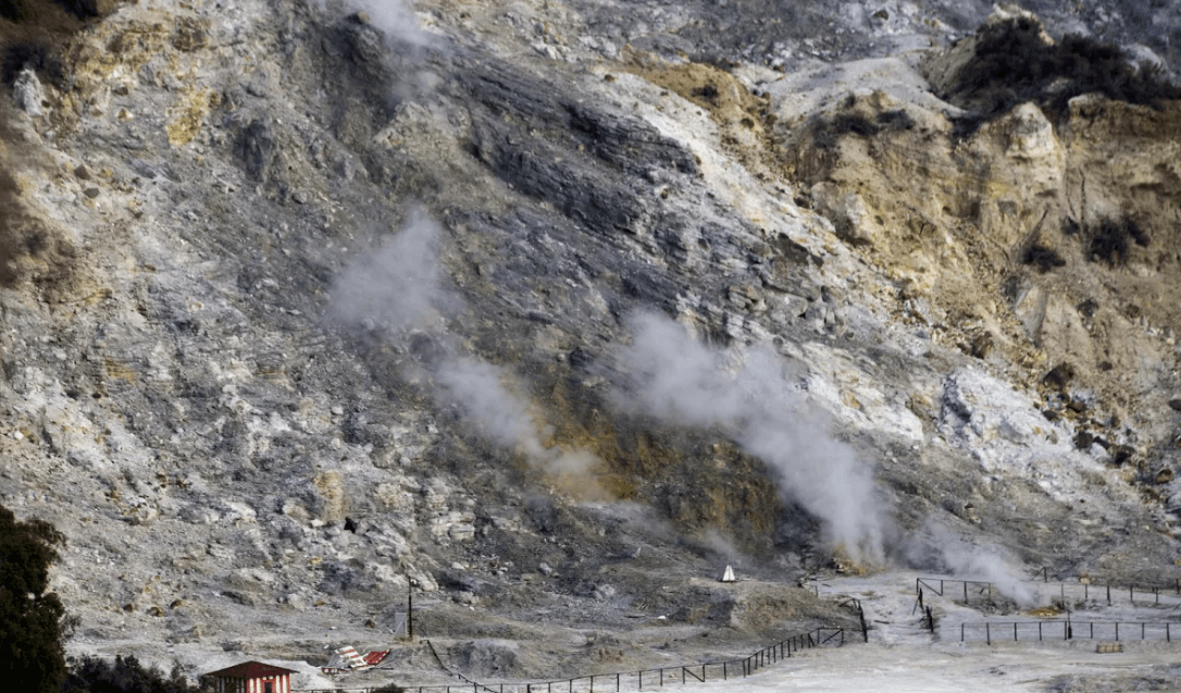 Извержение Вулкана Кампи Флегреи вызовет “ядерную” зиму. Из кратеров вулкана стали подниматься серые клубы дыма. Фото.