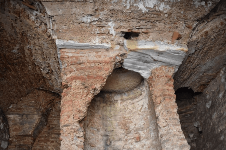 Подземные помещения под церковью Святого Полиевкта. На стенах местами еще сохранился мрамор. Фото.