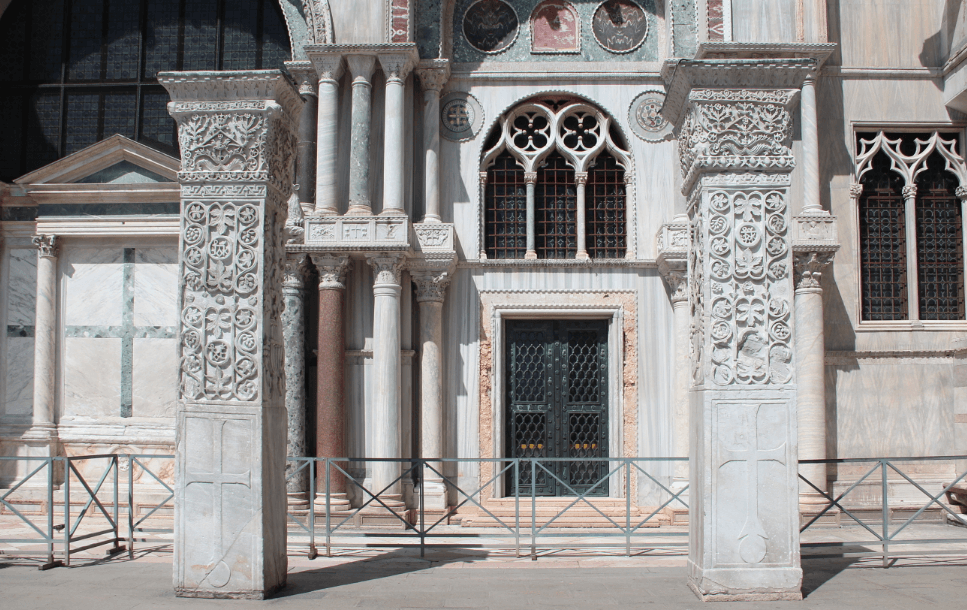 Императорская церковь в Константинополе. Столпы Акры когда-то украшали церковь Святого Полиевкта. Фото.