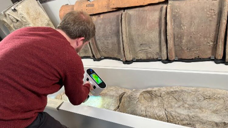 Гипсовые захоронения Древнего Рима. При помощи 3D сканирования ученым удалось заглянуть внутрь гипсового кокона. Фото.