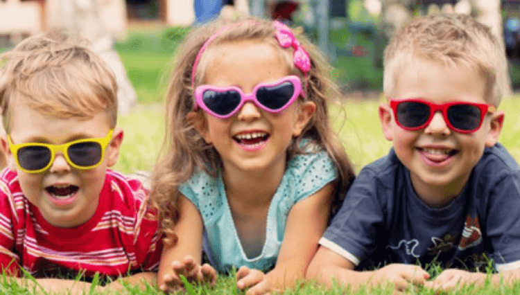 Какие солнцезащитные очки защищают зрение от ультрафиолета. Дети нуждаются в солнцезащитных очках даже больше чем взрослые. Фото.