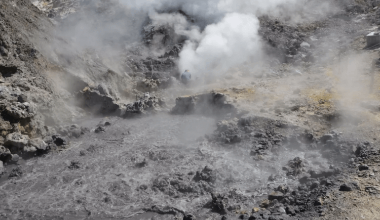 Что происходит с вулканом Кампи Флегреи. Газ из недр просачивается на поверхность под высоким давлением, что может стать причиной извержения. Фото.