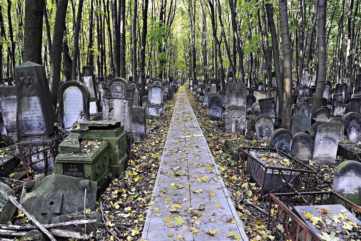 Чем опасны кладбища? Одно из кладбищ в Чехии. Фото.