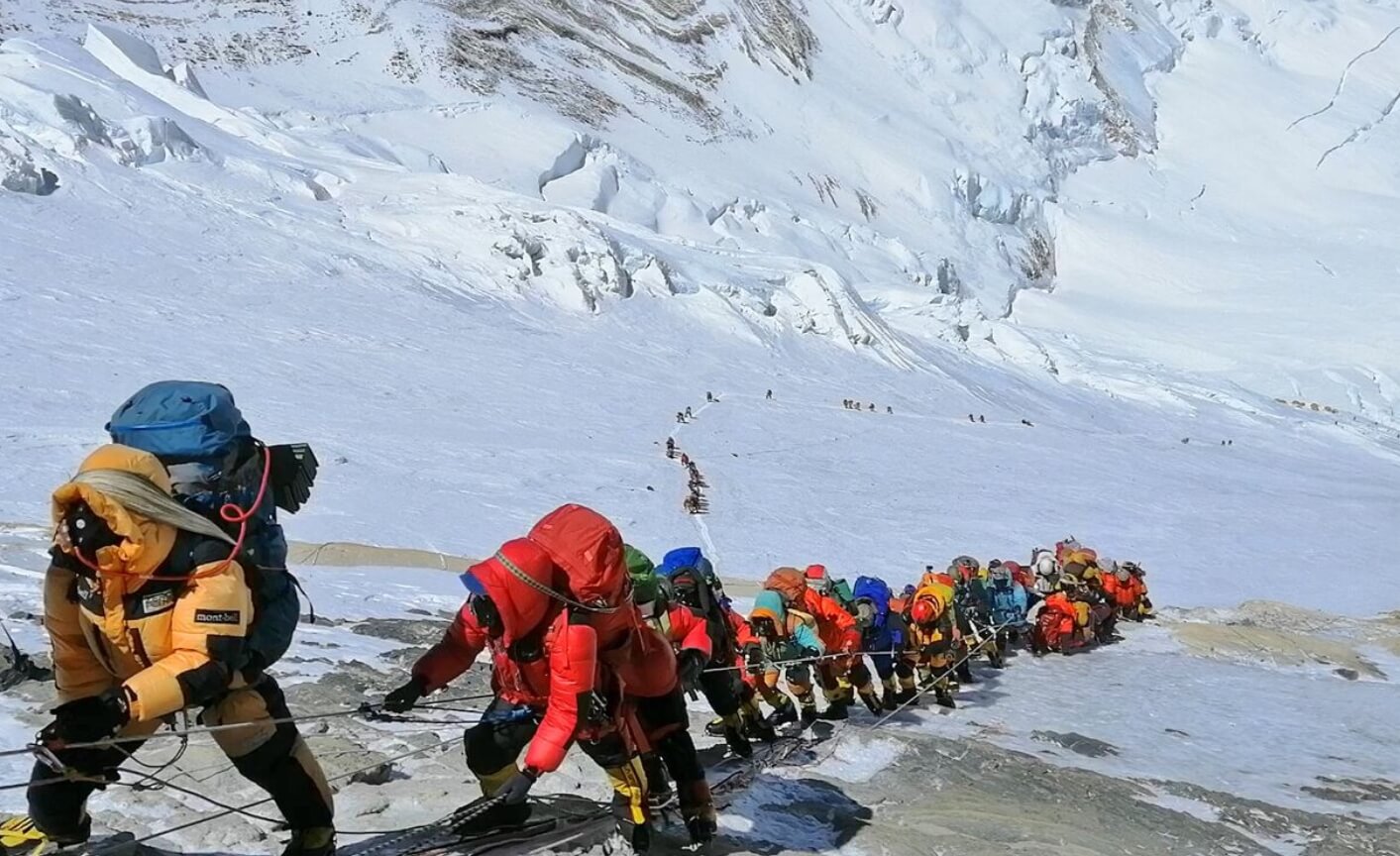 Сколько людей умерло на Эвересте. Гора Эверест настолько популярна среди альпинистов, что к вершине выстраиваются очереди. Фото.