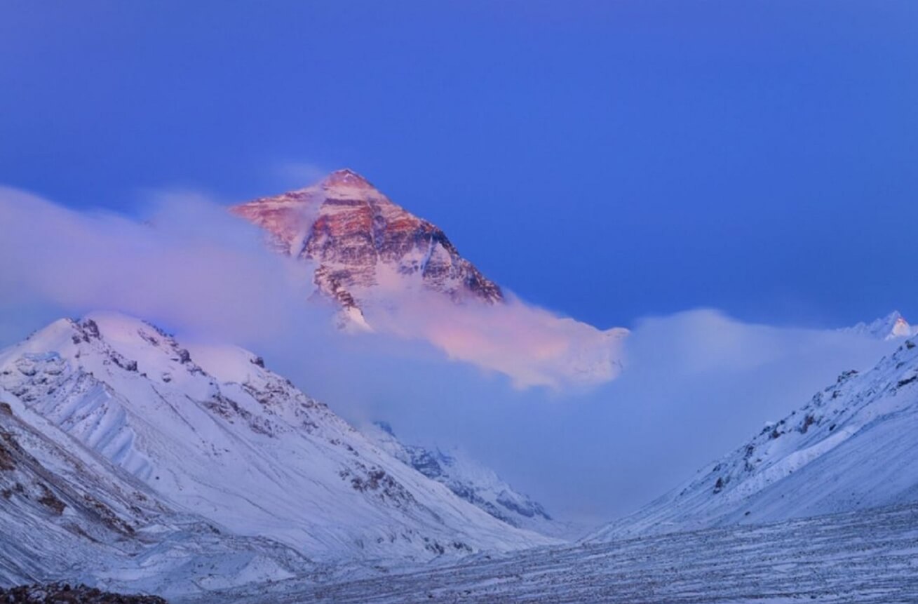 Сколько людей умерло на Эвересте. Из-за популярности, гора Эверест является очень замусоренным местом. Фото.