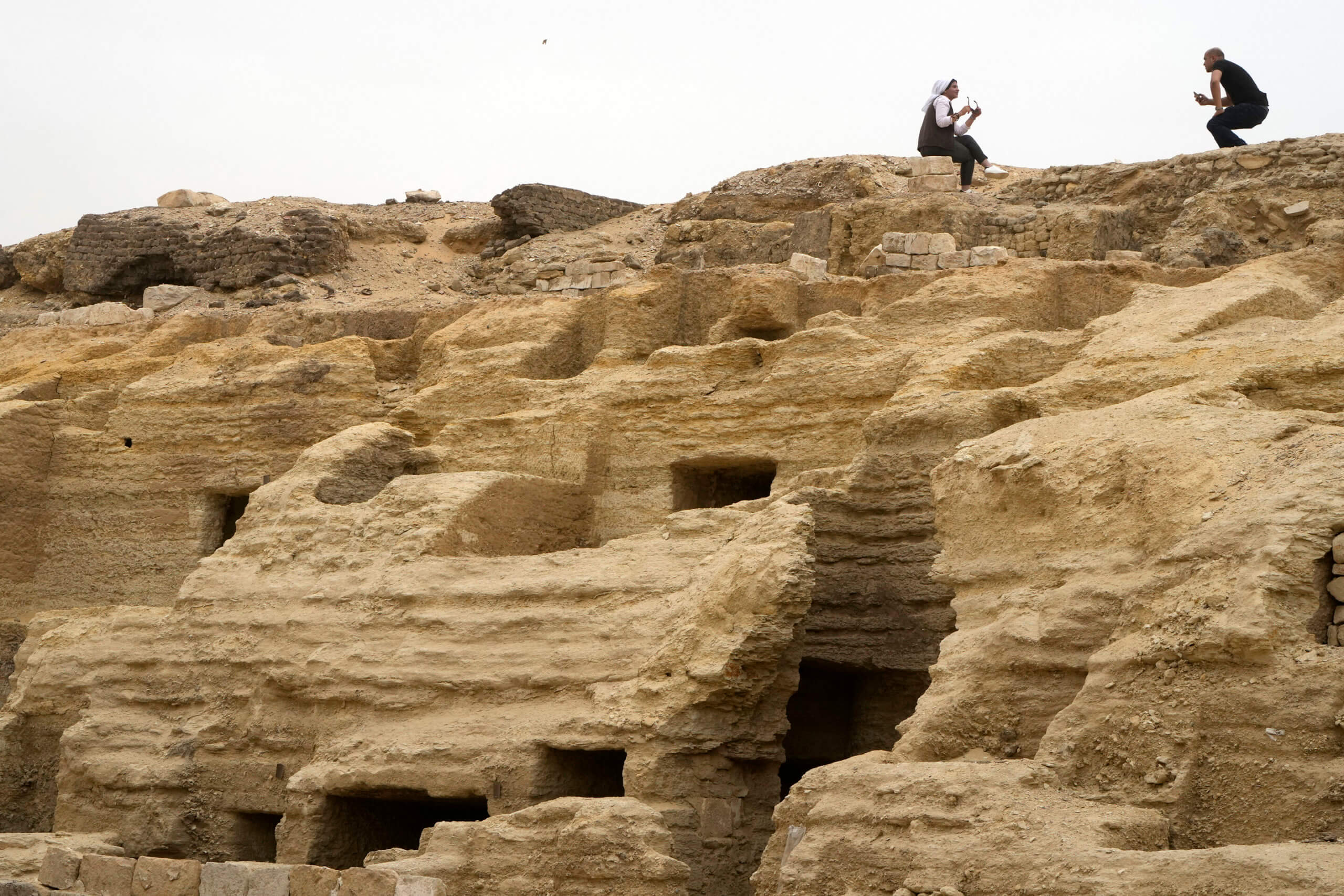 Древние захоронения в Египте. Так выглядит место, где археологи нашли артефакты. Фото: AP Photo/Amr Nabil. Фото.