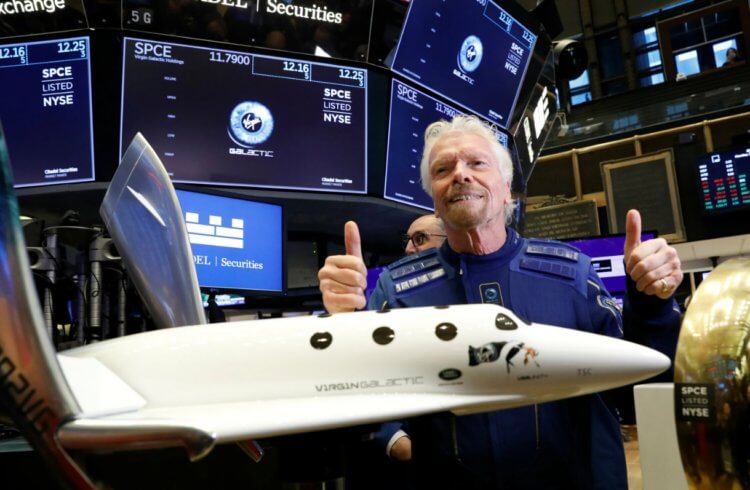 Что такое суборбитальный полет Virgin Galactic. Virgin Galactic стремится составить конкуренцию компаниям SpaceX и Blue Origin, которые тоже предоставляют услугу космического туризма. Фото.