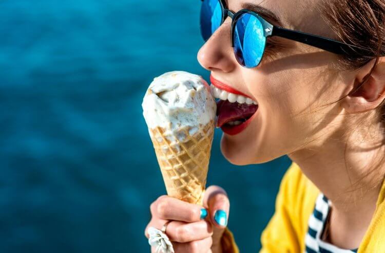 Польза и вред мороженого — почему его рекомендуют есть перевернутой ложкой? Мороженое — главное лакомство каждого лета, и от него есть как польза, так и вред. Фото.