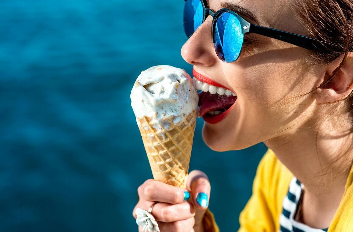 Польза и вред мороженого — почему его рекомендуют есть перевернутой ложкой? Мороженое — главное лакомство каждого лета, и от него есть как польза, так и вред. Фото.