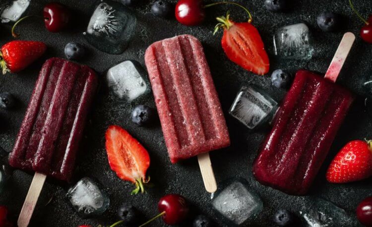 Из чего делают мороженое. Если боитесь потолстеть, ешьте фруктовый лед — в нем меньше всего калорий. Фото.